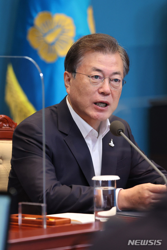 [서울=뉴시스]추상철 기자 = 문재인 대통령이 24일 오후 청와대 여민관에서 열린 수석 보좌관회의를 주재하고 있다. 이날 회의에는 코로나19 예방을 위한 유리 칸막이가 설치됐다. 2020.08.24. scchoo@newsis.com