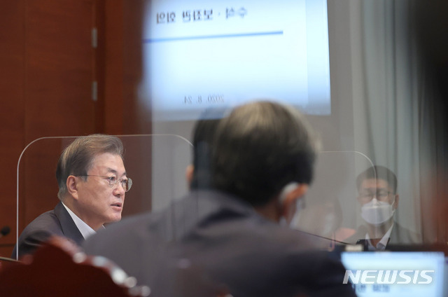[서울=뉴시스]추상철 기자 = 문재인 대통령이 24일 오후 청와대 여민관에서 열린 수석 보좌관회의를 주재하고 있다. 이날 회의에는 코로나19 예방을 위한 유리 칸막이가 설치됐다. 2020.08.24.&nbsp; scchoo@newsis.com
