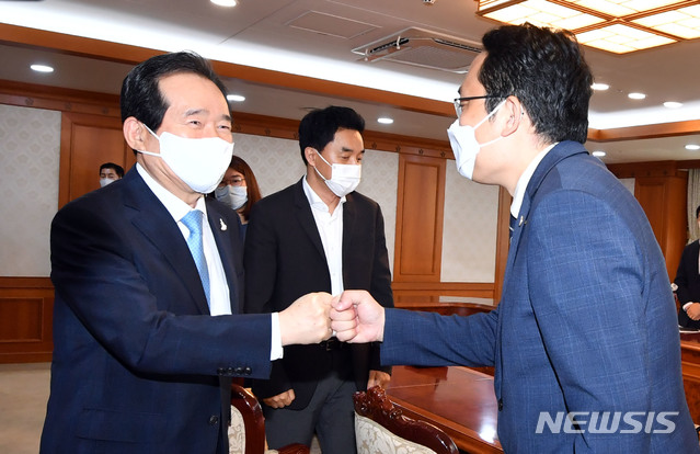 [서울=뉴시스]김명원 기자 = 정세균 국무총리가 24일 서울 종로구 정부서울청사에서 최대집 대한의사협회 회장과 면담에 앞서 주먹 인사하고 있다. 2020.08.24.&nbsp; photo@newsis.com