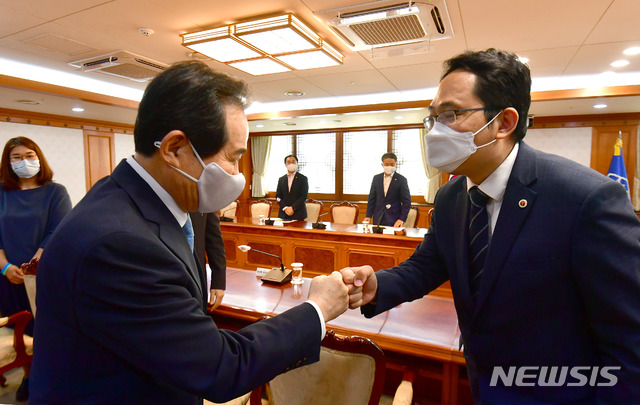 [서울=뉴시스]김명원 기자 = 정세균 국무총리가 24일 서울 종로구 정부서울청사에서 최대집 대한의사협회 회장과 면담에 앞서 주먹인사를 하고 있다. 2020.08.24.&nbsp; photo@newsis.com