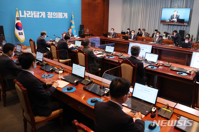 [서울=뉴시스]추상철 기자 = 문재인 대통령이 24일 오후 청와대 여민관에서 열린 수석 보좌관회의를 주재하고 있다. 이날 회의에는 코로나19 예방을 위한 유리 칸막이가 설치됐다. 2020.08.24.&nbsp; scchoo@newsis.com