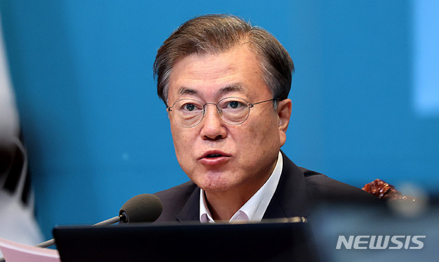 [서울=뉴시스]추상철 기자 = 문재인 대통령이 24일 오후 청와대 여민관에서 열린 수석 보좌관회의를 주재하고 있다. 2020.08.24.&nbsp; scchoo@newsis.com