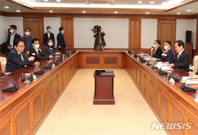 [서울=뉴시스]김명원 기자 = 정세균 국무총리가 24일 서울 종로구 정부서울청사에서 최대집 대한의사협회 회장 등 대한의사협회(의협) 회장단 면담을 하고 있다. 2020.08.24.&nbsp; photo@newsis.com