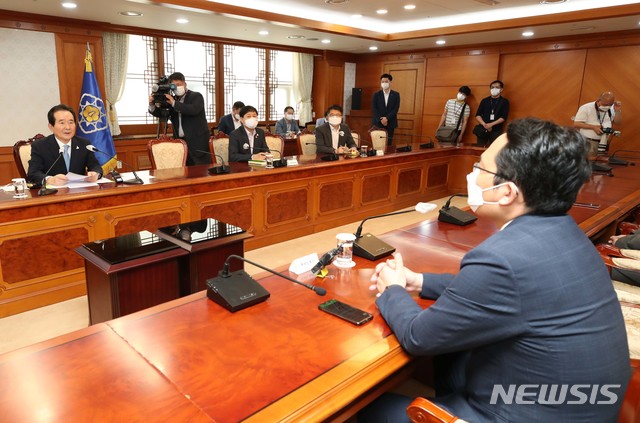 [서울=뉴시스]김명원 기자 = 정세균 국무총리가 24일 서울 종로구 정부서울청사에서 최대집 대한의사협회 회장 등 대한의사협회(의협) 회장단 면담을 하고 있다. 2020.08.24.&nbsp; photo@newsis.com