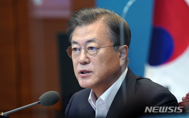 [서울=뉴시스]추상철 기자 = 문재인 대통령이 24일 오후 청와대 여민관에서 열린 수석 보좌관회의를 주재하고 있다. 이날 회의에는 신종 코로나바이러스 감염증(코로나19) 예방을 위한 유리 칸막이가 설치됐다. 2020.08.24.&nbsp; scchoo@newsis.com
