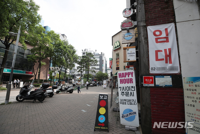 [서울=뉴시스] 조수정 기자 = 지난 24일 오후 코로나19 장기화로 폐업하거나 임대, 임시휴업 매장이 많아진 서울 중구 명동 거리가 한산한 모습을 보이고 있다. 2020.08.24.  chocrystal@newsis.com