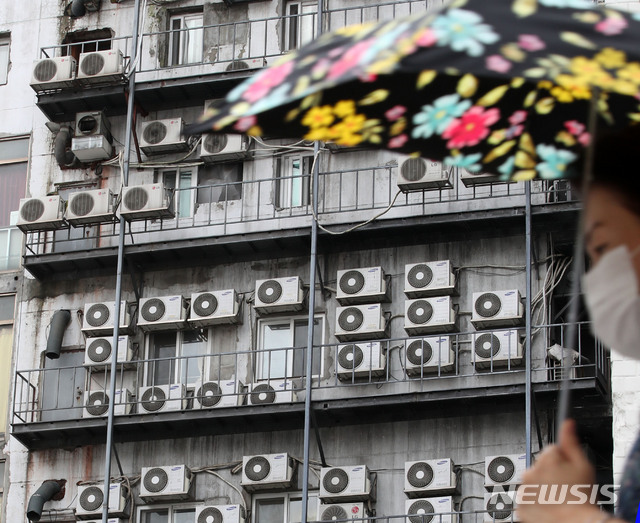 [서울=뉴시스] 박주성 기자 = 서울 전역에 폭염경보가 발효된 24일 오후 서울 중구의 한 건물에 에어컨 실외기가 설치되어 있다. 2020.08.24.&nbsp; park7691@newsis.com