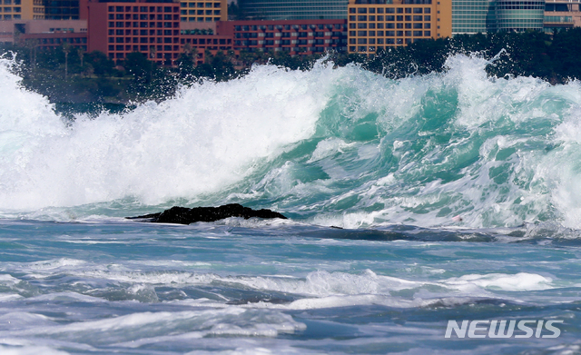 [서귀포=뉴시스]우장호 기자 = 제8호 태풍 '바비(BAVI)'가 우리나라를 향해 북상 중인 지난 24일 오후 제주 서귀포시 예래동 앞바다에 높은 파도가 몰아치고 있다. 2020.08.24. woo1223@newsis.com