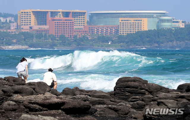 [서귀포=뉴시스]우장호 기자 = 제주 서귀포시 예래동 앞바다에 높은 파도가 몰아치고 있다. 뉴시스DB) woo1223@newsis.com