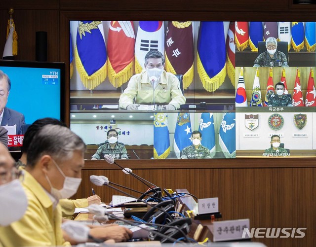 [서울=뉴시스]정경두 국방부 장관이 24일 태풍 바비 북상에 따라 긴급 주요지휘관회의를 하고 있다. (사진=국방부 제공) 2020.08.24. photo@newsis.com