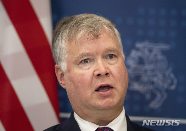 [빌뉴스(리투아니아)=AP/뉴시스]스티븐 비건 미 국무부 부장관이 지난 24일 리투아니아 빌뉴스에서 리투아니아의 리나스 린케비시우스 외무장관과 회담을 마친 후 기자들의 질문에 답하고 있다. 비건 장관은 미국이 인도, 일본, 호주와의 인도-태평양 방위 관계를 북대서양조약기구(나토)와 비슷하게 공식화하는 것을 목표로 하고 있다고 밝혔다고 사우스 차이나 모닝 포스트(SCMP)가 1일 보도했다. 2020.9.1 