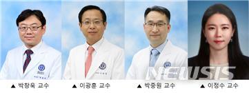 [서울=뉴시스] 연세대 의과대학 피부과 박창욱 교수, 이광훈 명예교수, 알레르기내과 박중원 교수, 양산부산대병원 이정수 교수 연구팀. (사진=연세대 세브란스병원 제공). 2020.08.25. hong1987@newsis.com