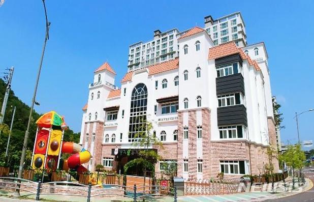 [창원=뉴시스] 지난해 경남교육청의 '매입형 유치원'으로 선정된 창원시 마산합포구 현동숲유치원. 개원 준비를 마무리하고 오는 9월 중 공립 단설유치원으로 새롭게 개원할 예정이다.(사진=경남교육청 제공) 2020.08.25. photo@newsis.com