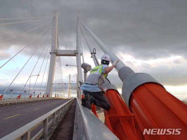 [진주=뉴시스] 한국시설안전공단 케이블 상태 점검.