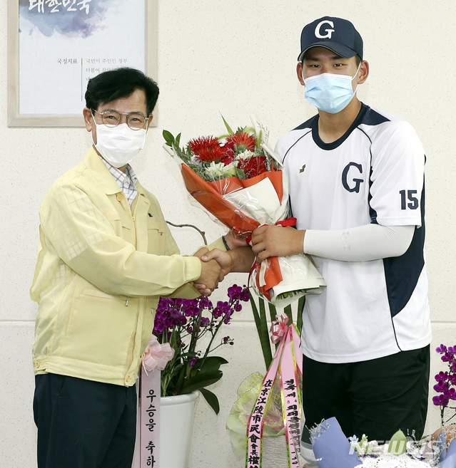 김한근 시장과 김진욱 투수