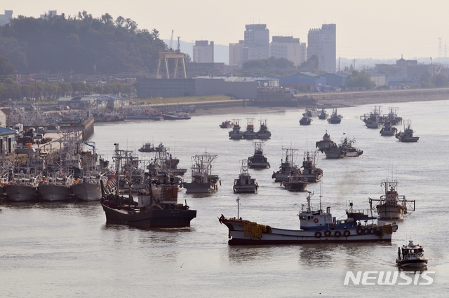 [군산=뉴시스] 고석중 기자= 제8호 태풍 '바비'가 25일 오후 3시 기준 서귀포 남남서쪽 400㎞ 부근 해상에서 북북서진하면서 전북 앞바다에 태풍 예비특보(26일)가 발효되자 어선들이 군산내항으로 피항을 시작하고 있다. 2020.08.25. k9900@newsis.com 