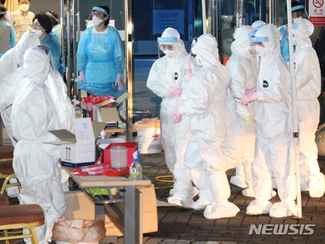 [제주=뉴시스] 강경태 기자 = 제주국제자유도시개발센터(JDC) 직원 2명이 신종 코로나바이러스 감염증(코로나19) 확진 판정을 받은 가운데 제주도가 25일 오후 제주시 영평동 첨단과학기술단지 JDC 엘리트빌딩 앞 선별진료소를 준비하고 있다. 2020.08.25. ktk2807@newsis.com