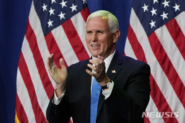 [샬럿=AP/뉴시스]마이크 펜스 미국 부통령이 24일(현지시간) 노스캐롤라이나주 샬럿에서 개최한 공화당 전당대회에서 연설하고 있다. 2020.8.25.