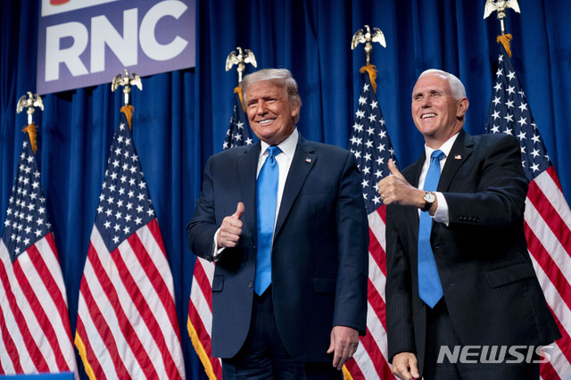 [샬럿=AP/뉴시스]도널드 트럼프 미국 대통령(왼쪽)과 마이크 펜스 부통령이 24일(현지시간) 미 노스캐롤라이나주 샬럿에서 열린 2020 공화당 전당대회 첫날 무대에 올라 엄지를 치켜세우며 인사하고 있다. 2020.08.25.