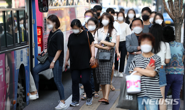 [서울=뉴시스] 이영환 기자 = 지난 25일 오전 서울 영등포구 영등포역 버스정류장에서 마스크를 착용한 시민들이 이동하고 있다. 2020.08.25. 20hwan@newsis.com