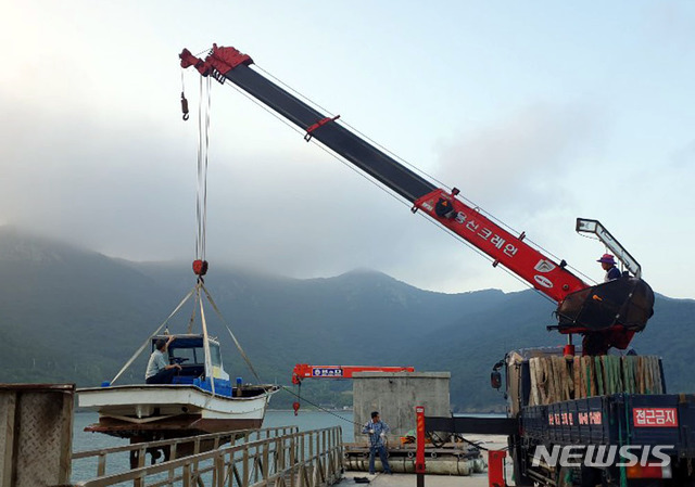 [신안=뉴시스] 박상수 기자 = 제8호 태풍 '바비'가 북상하고 있는 25일 오전 전남 신안군 흑산도에서 주민들이 소형어선을 육상으로 올리고 있다. (사진=독자 제공) 2020.08.25. photo@newsis.com