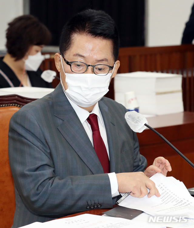 [서울=뉴시스]김진아 기자 = 박지원 국가정보원장이 25일 오전 서울 여의도 국회에서 열린 정보위원회 전체회의에 참석해 자료를 살피고 있다. 2020.08.25. photo@newsis.com