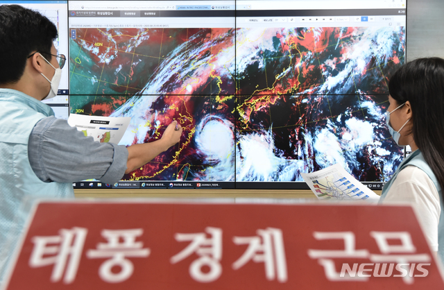 [수원=뉴시스] 김종택기자 = 제8호 태풍 '바비'가 한반도를 향해 북상하고 있는 가운데 25일 경기 수원시 권선구 수도권기상청 예보관들이 태풍 이동경로를 예의주시하고 있다.강한 바람을 동반한 이 태풍은 오는 25일 제주도 남쪽 해상으로 북상해 26일 제주도 서쪽을 지나 서해상으로 이동한 뒤 27일 황해도에 상륙해 내륙을 지나갈 것으로 예상된다. 2020.08.25.jtk@newsis.com
