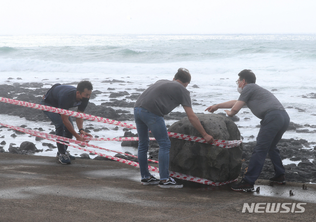 [서귀포=뉴시스]우장호 기자 = 제8호 태풍 '바비(BAVI)'가 우리나라를 향해 북상 중인 25일 오전 제주 서귀포시 예래동사무소 관계자들이 해안가에 출입금지 테이프를 설치하고 있다. 기상청은 이날 밤부터 태풍 바비 영향으로 최대순간풍속이 초속 40~60m에 이르는 강풍이 불 것으로 전망했다. 2020.08.25. woo1223@newsis.com