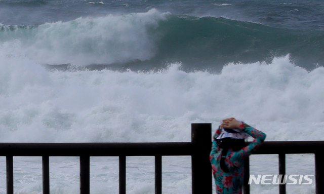 [서귀포=뉴시스]우장호 기자 = 제8호 태풍 '바비(BAVI)'가 우리나라를 향해 북상 중인 25일 오전 제주 서귀포시 예래동 앞바다에 거친 파도가 일고 있다. 기상청은 이날 밤부터 태풍 바비 영향으로 최대순간풍속이 초속 40~60m에 이르는 강풍이 불 것으로 전망했다. 2020.08.25.&nbsp; woo1223@newsis.com