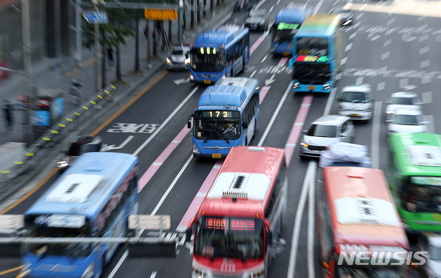 [서울=뉴시스] 서울 시내 버스 모습. (사진=뉴시스 DB) photo@newsis.com