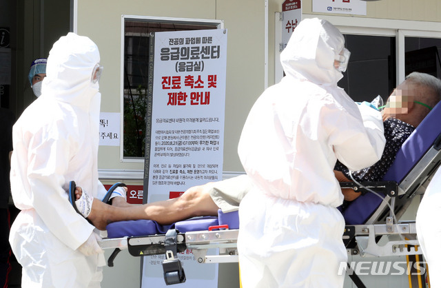 [인천=뉴시스] 이종철 기자 = 25일 오전 전공의 파업에 따른 응급의료센터(응급실) 진료 축소 및 제한 안내문이 붙어 있는 인천시 부평구 가톨릭대학교 인천성모병원 응급의료센터로 환자가 들어가고 있다. 2020.08.25.  jc4321@newsis.com