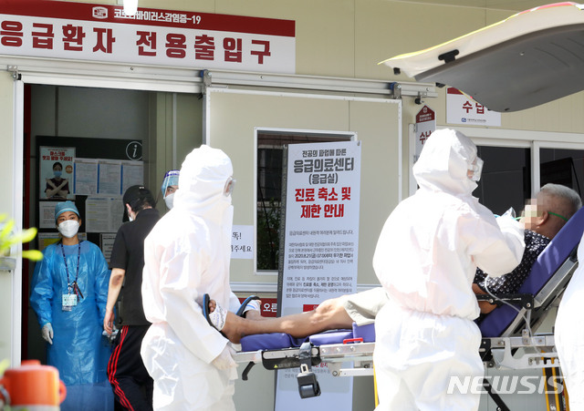 [인천=뉴시스] 이종철 기자 = 25일 오전 전공의 파업에 따른 응급의료센터(응급실) 진료 축소 및 제한 안내문이 붙어 있는 인천시 부평구 가톨릭대학교 인천성모병원 응급의료센터로 환자가 들어가고 있다. 2020.08.25.&nbsp; jc4321@newsis.com