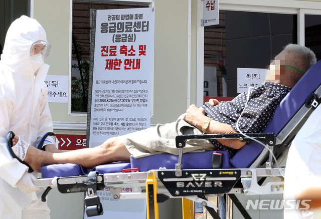 [인천=뉴시스] 이종철 기자 = 25일 오전 전공의 파업에 따른 응급의료센터(응급실) 진료 축소 및 제한 안내문이 붙어 있는 인천시 부평구 가톨릭대학교 인천성모병원 응급의료센터로 환자가 들어가고 있다. 2020.08.25.&nbsp; jc4321@newsis.com