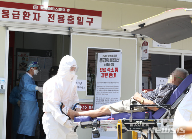 [인천=뉴시스] 이종철 기자 = 25일 오전 전공의 파업에 따른 응급의료센터(응급실) 진료 축소 및 제한 안내문이 붙어 있는 인천시 부평구 가톨릭대학교 인천성모병원 응급의료센터로 환자가 들어가고 있다. 2020.08.25.  jc4321@newsis.com