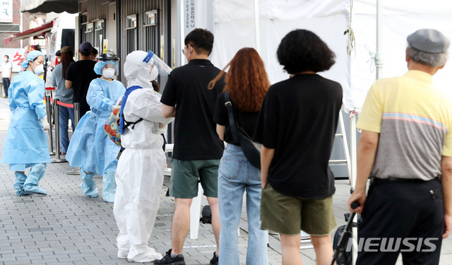 [서울=뉴시스]홍효식 기자 = 25일 오전 서울 성북구보건소에 마련된 코로나19 선별진료소에서 의료진들이 업무를 보고 있다. 2020.08.25.&nbsp; yesphoto@newsis.com