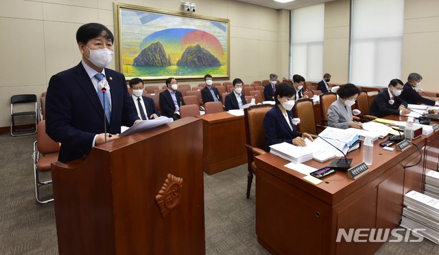 [서울=뉴시스]김선웅 기자 = 구윤철 국무조정실장이 25일 서울 여의도 국회 본관 604호에서 열린 국회 정무위 전체회의에서 보고를 하고 있다. 2020.08.25. photo@newsis.com