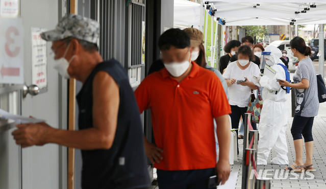 [서울=뉴시스]홍효식 기자 = 25일 오전 서울 성북구보건소에 마련된 코로나19 선별진료소에서 시민들이 검사를 받기 위해 줄지어 있다. 2020.08.25.   yesphoto@newsis.com