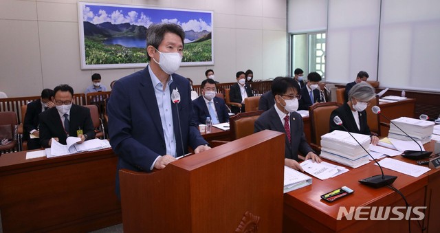 [서울=뉴시스]김진아 기자 = 이인영 통일부 장관이 25일 오전 서울 여의도 국회에서 열린 외교통일위원회 전체회의에서 업무보고를 하고 있다. 2020.08.25. photo@newsis.com