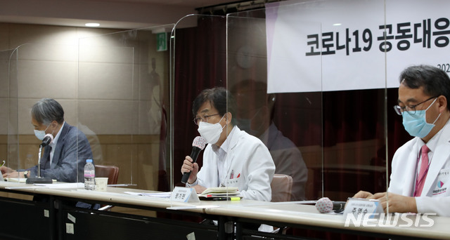 [서울=뉴시스] 박주성 기자 = 정기현 국립중앙의료원장이 25일 오전 서울 중구 국립중앙의료원 연구동에서 열린 '코로나19 공동대응 상황실 및 신종감염병 중앙임상위원회' 기자회견에서 발언을 하고 있다. 2020.08.25.&nbsp; park7691@newsis.com