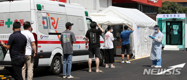 [서울=뉴시스] 박주성 기자 = 25일 오전 서울 중구 국립중앙의료원에 마련된 선별진료소 앞에 코로나19 검체 채취를 위해 내원객들이 줄을 서 기다리고 있다. 2020.08.25.&nbsp; park7691@newsis.com