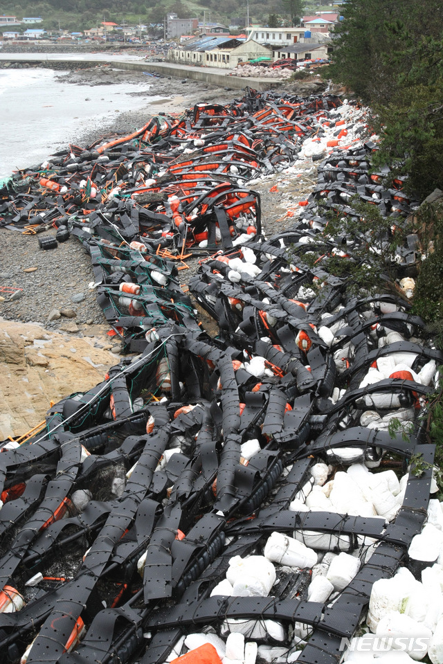 [광주=뉴시스]이창우 기자=사진은 2012년 8월 제15호 태풍 '볼라벤(BOLAVEN)'에 의해 폐허로 변한 전남 완도군 완도읍 망남리 앞바다에 설치된 전복양식장. 2020.08.25. (사진=뉴시스DB)