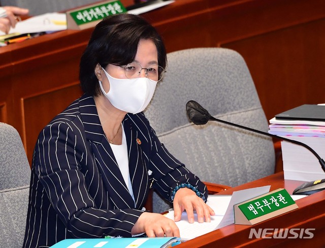 [서울=뉴시스]김진아 기자 = 추미애 법무부 장관이 25일 국회에서 열린 예산결산특별위원회 전체회의에서 의원들의 질의에 답변하고 있다. 2020.08.25.&nbsp; photo@newsis.com