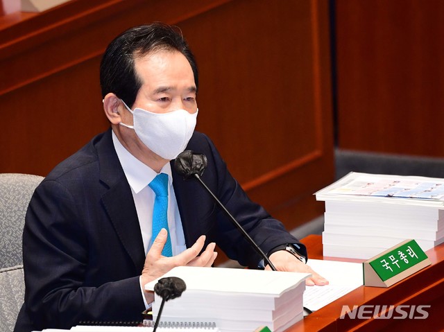 [서울=뉴시스]김진아 기자 = 정세균 국무총리가 25일 국회에서 열린 예산결산특별위원회 전체회의에서 의원들의 질의에 답변하고 있다. 2020.08.25.&nbsp; photo@newsis.com