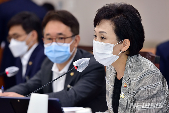 [서울=뉴시스]김선웅 기자 = 김현미 국토교통부장관이 25일 서울 여의도 국회에서 열린 국토교통위원회 전체회의에 참석해 의원 질의에 답변하고 있다. 2020.08.25.&nbsp; photo@newsis.com