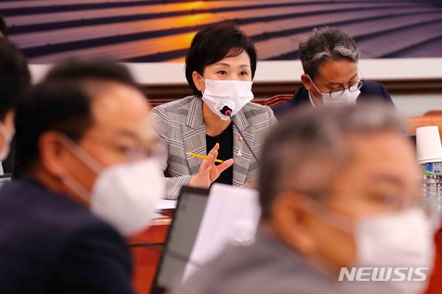 [서울=뉴시스]김선웅 기자 = 김현미 국토교통부장관이 25일 오전 국회에서 열린 국토교통위원회 전체회의에서 의원들의 질문에 답하고 있다. 2020.08.25.&nbsp; photo@newsis.com