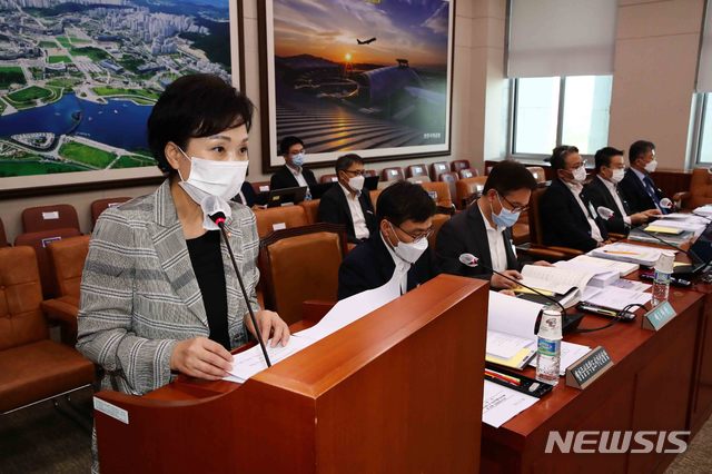 [서울=뉴시스]김선웅 기자 = 김현미 국토교통부장관이 25일 오전 국회에서 열린 국토교통위원회 전체회의에서 업무보고를 하고 있다. 2020.08.25. photo@newsis.com