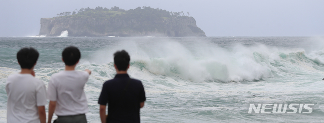 [서귀포=뉴시스]우장호 기자 = 제8호 태풍 '바비(BAVI)'가 우리나라를 향해 북상 중인 25일 오후 제주 서귀포시 문섬 앞바다에 거친 파도가 일고 있다. 기상청은 이날 밤부터 태풍 바비 영향으로 최대순간풍속이 초속 40~60m에 이르는 강풍이 불 것으로 전망했다. 2020.08.25. woo1223@newsis.com