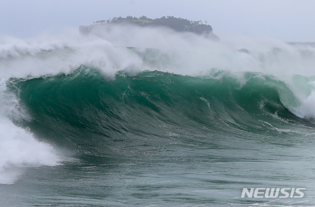 [서귀포=뉴시스]우장호 기자 = 제8호 태풍 '바비(BAVI)'가 우리나라를 향해 북상 중인 25일 오후 제주 서귀포시 문섬 앞바다에 거친 파도가 일고 있다. 기상청은 이날 밤부터 태풍 바비 영향으로 최대순간풍속이 초속 40~60m에 이르는 강풍이 불 것으로 전망했다. 2020.08.25.&nbsp; woo1223@newsis.com