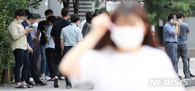 [서울=뉴시스] 이영환 기자 = 신종 코로나바이러스 감염증(코로나19) 확산에 따라 서울 시내 실내·외 마스크 착용 의무화 시작이 하루 지난 25일 서울 종로구의 한 건물 앞에서 애연가들이 흡연을 하고 있다. 2020.08.25. 20hwan@newsis.com