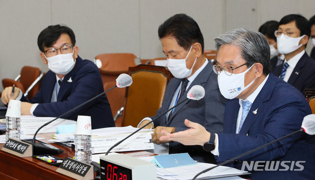 [서울=뉴시스]김선웅 기자 = 노영민 대통령 비서실장이 25일 국회 운영위원회 전체회의에서 답변하고 있다. 오른쪽 부터 노영민, 서주석 국가안보실 1차장, 김상조 청와대 정책실장. 2020.08.25.&nbsp; photo@newsis.com